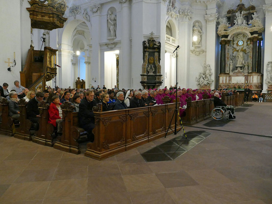 Abschlussvesper der Bischofskonferenz mit Austeilung des Bonifatiussegens (Foto: Karl-Franz Thiede)